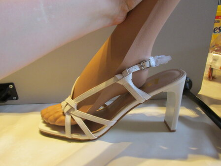 witte sandalen met hoge hakken