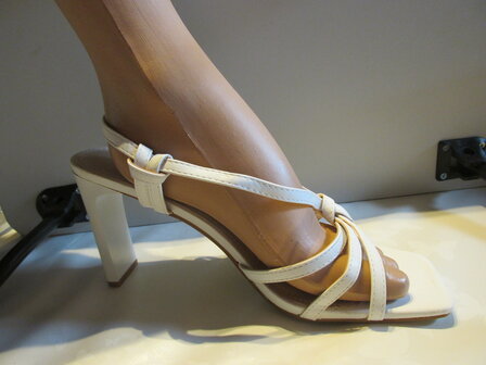 witte sandalen met hoge hakken