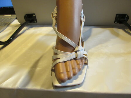 witte sandalen met hoge hakken