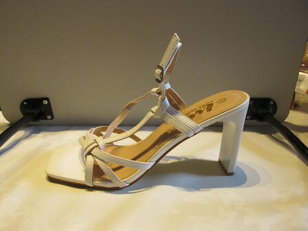 witte sandalen met hoge hakken