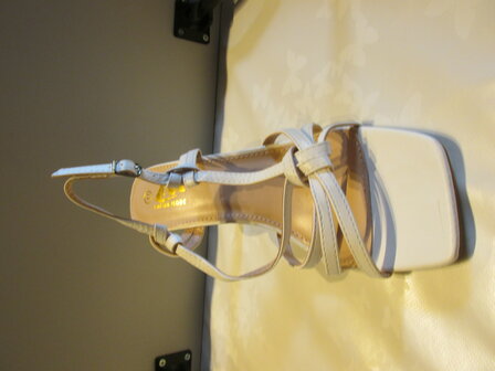 witte sandalen met hoge hakken