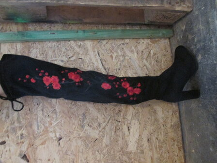 bottes longues noires avec coquelicots
