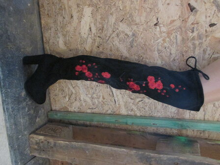 bottes longues noires avec coquelicots