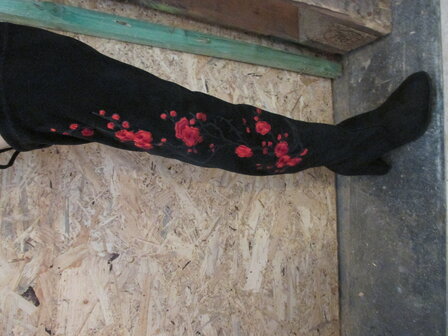 bottes longues noires avec coquelicots