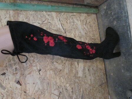 bottes longues noires avec coquelicots