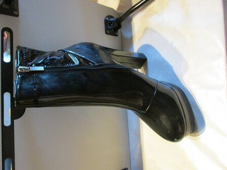 bottines noires brillantes