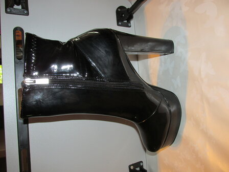 bottines noires brillantes