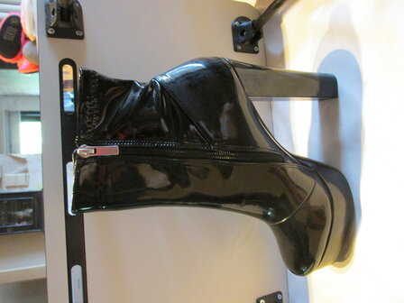 bottines noires brillantes