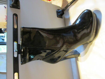 bottines noires brillantes