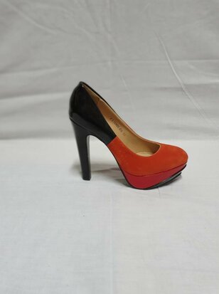 black-red pumps