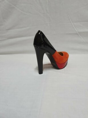 black-red pumps