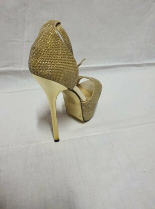 talons hauts de couleur or