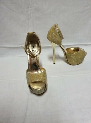 talons hauts de couleur or