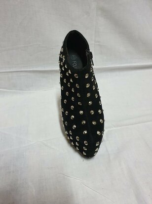 talons aiguilles noirs avec clous
