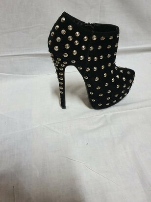 talons aiguilles noirs avec clous