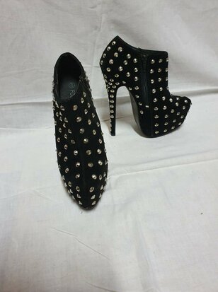 talons aiguilles noirs avec clous