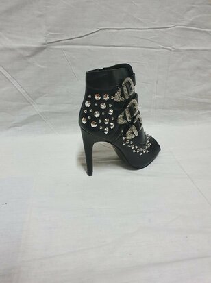 Schwarze Highheels mit silbernen Akzenten