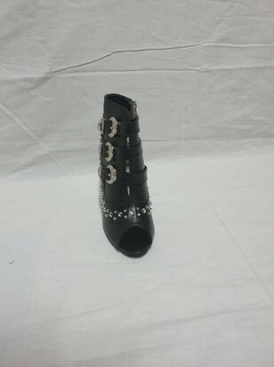 Schwarze Highheels mit silbernen Akzenten