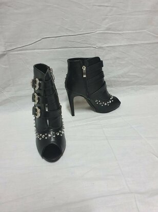 Schwarze Highheels mit silbernen Akzenten