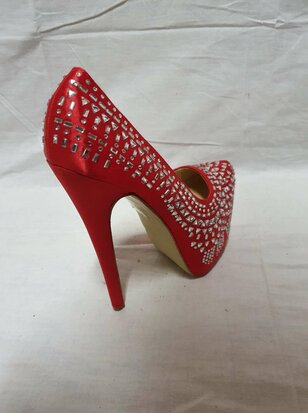 rode hoge hakken met diamantjes
