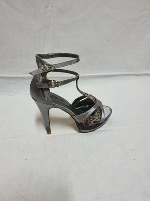 Graue Sandalen mit Absatz