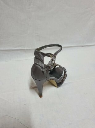 Graue Sandalen mit Absatz
