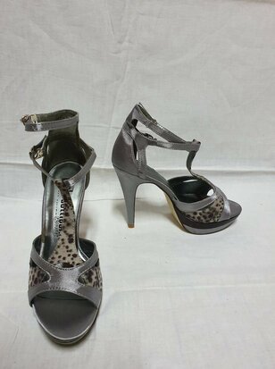 Graue Sandalen mit Absatz