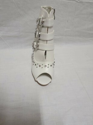 talons hauts blancs avec accents argentés