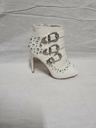 talons hauts blancs avec accents argentés