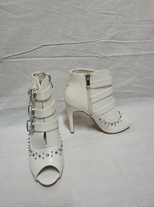 talons hauts blancs avec accents argentés