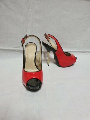 black-red pumps