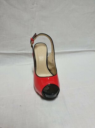 black-red pumps