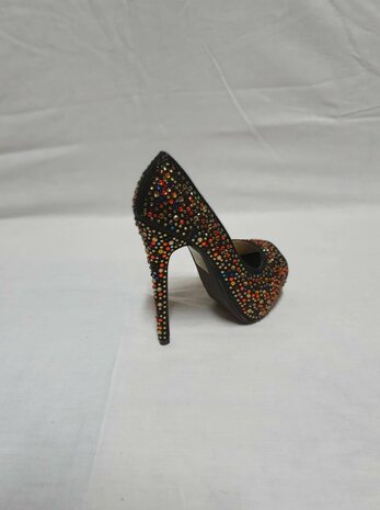 Talons aiguilles noirs avec pierres de couleur
