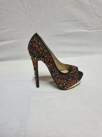 Talons aiguilles noirs avec pierres de couleur
