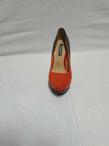 black-red pumps
