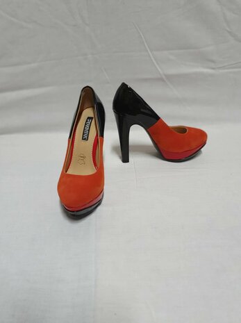 black-red pumps