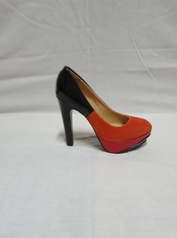 black-red pumps