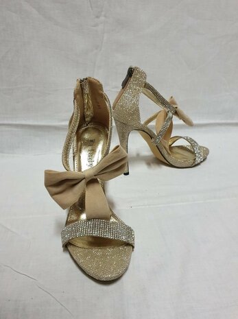 chaussures dorées avec nœud