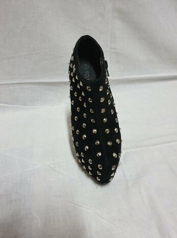 talons aiguilles noirs avec clous