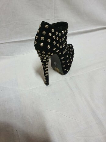 talons aiguilles noirs avec clous