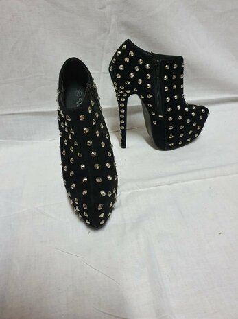 talons aiguilles noirs avec clous