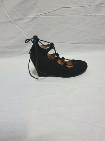 black sandals with heel