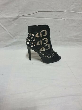 Schwarze Highheels mit silbernen Akzenten
