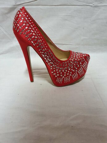 rode hoge hakken met diamantjes