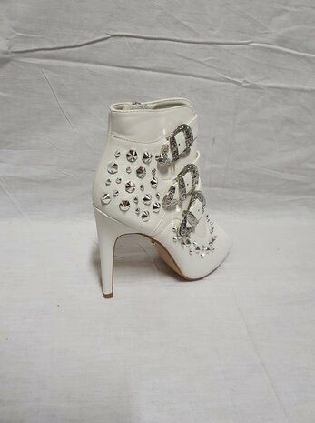 talons hauts blancs avec accents argentés