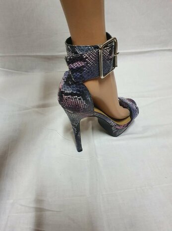 Schuhe aus künstlicher Schlangenhaut