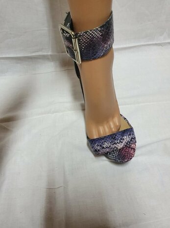 Schuhe aus künstlicher Schlangenhaut