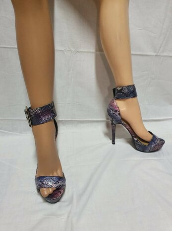 Schuhe aus künstlicher Schlangenhaut
