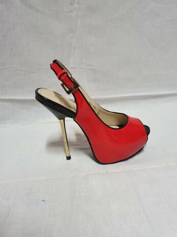 black-red pumps