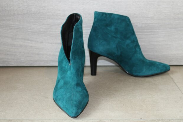 apple blue sea green heels brand CKS